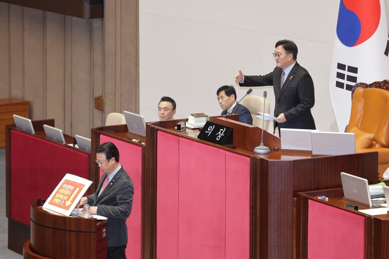 곽규택 국민의힘 의원이 11일 서울 여의도 국회에서 열린 제430회국회(임시회) 제1차 본회의에서 형사소송법 일부개정법률안(대안)에 대한 무제한 토론(필리버스터)을 하는 가운데 우원식 의장이 발언을 제지하고 있다. 2025.12.11/뉴스1 ⓒ News1 신웅수 기자