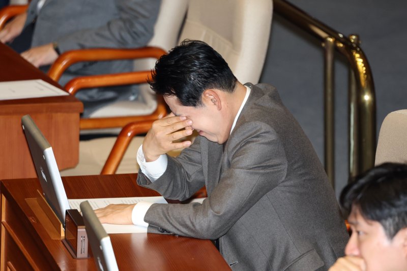 11일 서울 여의도 국회에서 열린 제430회국회(임시회) 1차 본회의에서 장동혁 국민의힘 대표가 눈가를 만지고 있다. 2025.12.11/뉴스1 ⓒ News1 이승배 기자