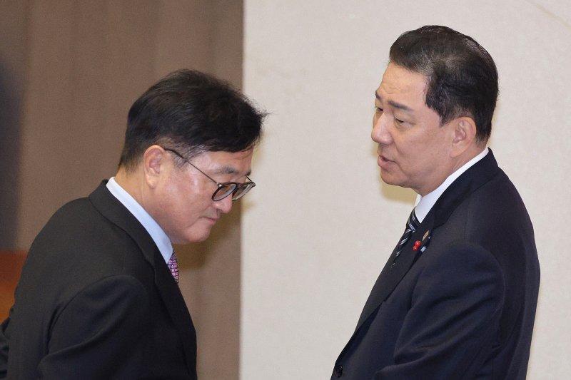 곽규택 국민의힘 의원이 11일 서울 여의도 국회에서 열린 제430회국회(임시회) 제1차 본회의에서 형사소송법 일부개정법률안(대안)에 대한 무제한 토론(필리버스터)을 하는 가운데 우원식 의장과 김병기 더불어민주당 원내대표가 대화하고 있다. 2025.12.11/뉴스1 ⓒ News1 신웅수 기자