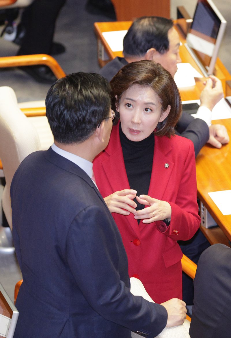 나경원 국민의힘 의원과 유상범 원내수석이 11일 서울 여의도 국회에서 열린 제430회국회(임시회) 제1차 본회의에서 대화하고 있다. 2025.12.11/뉴스1 ⓒ News1 신웅수 기자