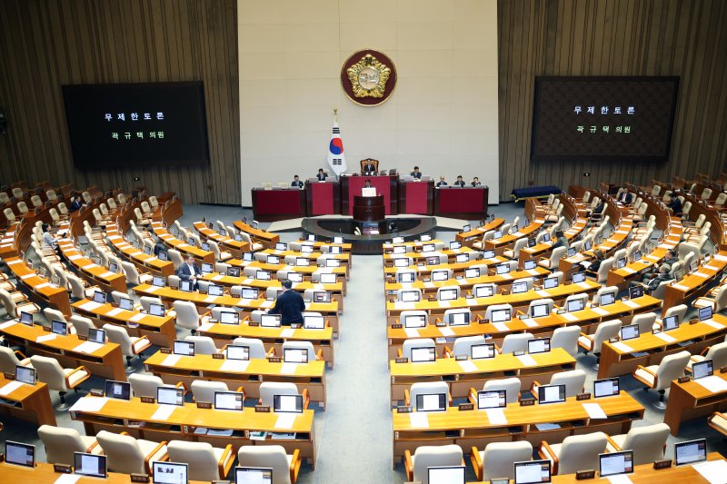 곽규택 국민의힘 의원이 11일 서울 여의도 국회에서 열린 제430회국회(임시회) 1차 본회의에서 형사소송법 일부개정법률안(대안)에 대한 무제한 토론(필리버스터)을 하고 있다. 2025.12.11/뉴스1 ⓒ News1 이승배 기자