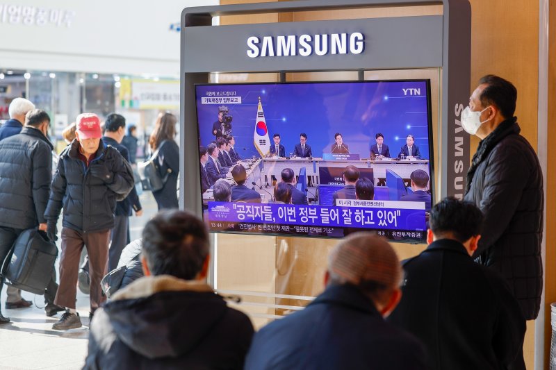 11일 서울역에서 이재명 대통령의 취임 후 첫 기관별 업무보고(기획재정부·국가데이터처) 모두 발언 생중계 화면이 나오고 있다. 강유정 대통령실 대변인은 "부처별 업무보고가 생중계되는 건 처음이며, 국민주권정부의 국정철학을 국민과 나누고 정책 이행 과정의 투명성을 높이기 위한 조치＂라고 말했다. 2025.12.11/뉴스1 ⓒ News1 안은나 기자