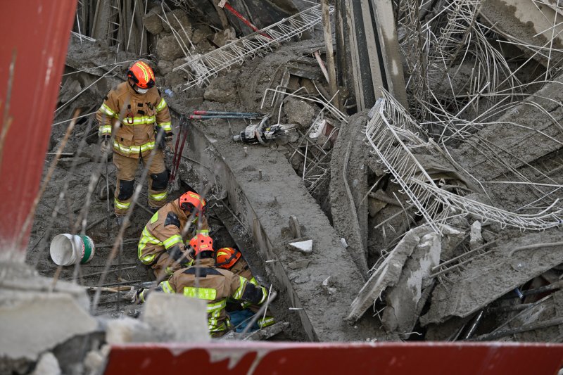 11일 오후 1시 58분께 광주광역시 서구 치평동 옛 상무소각장 부지에 건립 중인 광주대표도서관 공사 현장에서 철제 구조물 붕괴 사고가 발생해 작업자 4명이 매몰된 가운데 소방당국 구조요원이 수색 구조 활동을 벌이고 있다. 뉴시스 제공