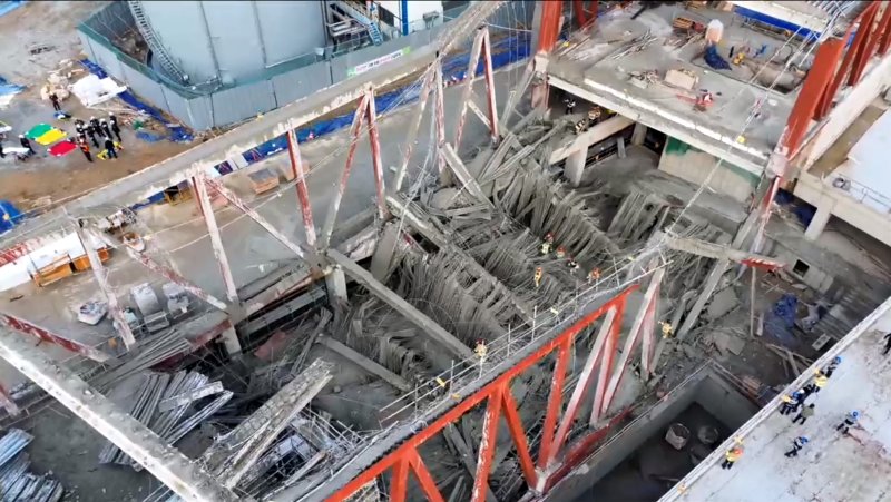 11일 오후 1시 58분쯤 광주 서구 치평동(상무지구)의 광주대표도서관 공사 현장에서 레미콘 타설 중 붕괴 사고가 발생해 4명이 매몰됐다. 사진은 사고현장 모습. (소방청 제공. 재판매 및 DB금지) 2025.12.11/뉴스1