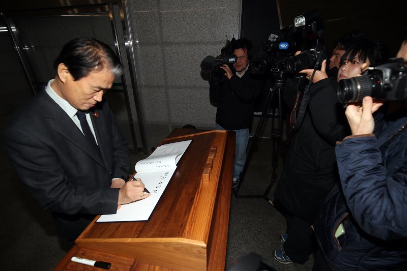 10일 오후 권오을 국가보훈부 장관이 제주4·3평화공원 내 위패봉안실에서 방명록을 쓰고 있다. 앞서 국가보훈처는 4·3학살을 주도한 박진경 대령을 국가유공자로 등록해 논란이 되자 공식 사과한 바 있다.2025.12.11/뉴스1 ⓒ News1 고동명 기자