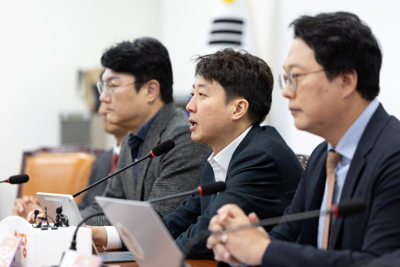 이준석 개혁신당 대표가 27일 서울 여의도 국회에서 열린 최고위원회의에서 모두발언하고 있다. 2025.10.27/뉴스1 ⓒ News1 이승배 기자