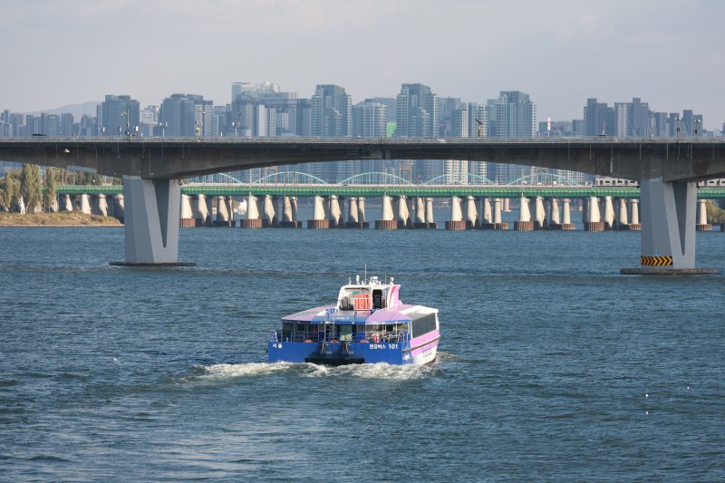 [서울=뉴시스] 고승민 기자 = 2일 한강버스가 서울 영등포구 여의도선착장 인근에서 잠실 방면으로 운항하고 있다.지난달 18일 정식 운항을 시작한 한강버스는 잦은 고장으로 열흘 만에 승객 탑승을 중단했다. 지난달 29일부터 한 달여간 안전성과 서비스 품질을 보강하기 위해 무승객 시범운항을 진행하고 지난 1일부터 운항을 재개했다. 2025.11.02. kkssmm99@newsis.com
