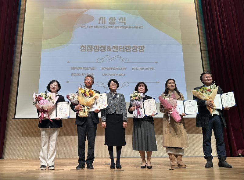 강원농업기술원, '사과 다축수형 매뉴얼' 최우수상 수상.(도농업기술원 제공, 재판매 및 DB금지)