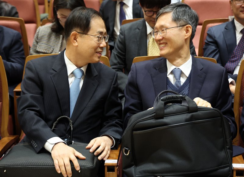 [서울=뉴시스] 이영환 기자 = 윤석열 전 대통령 탄핵심판 당시 헌법재판소장 권한대행을 맡은 문형배 전 헌법재판관이 11일 오전 서울 서초구 서울법원종합청사 청심홀에서 열린 국민을 위한 사법제도 개편 공청회 : 방향과 과제 3일차 종합토론 '대한민국 사법부가 나아갈 길에 참석해 조재연 성균관대학교 법학전문대학원 석좌교수(전 대법관)와 대화를 나누고 있다. 2025.12.11. 20hwan@newsis.com