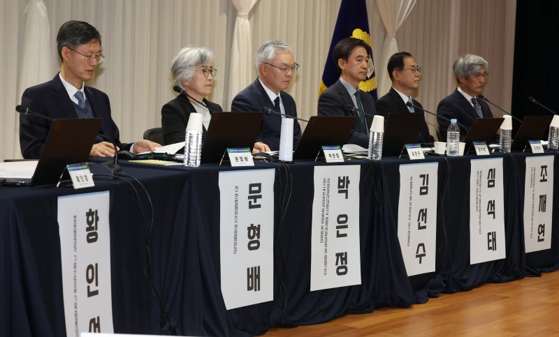 [서울=뉴시스] 이영환 기자 = 11일 오전 서울 서초구 서울법원종합청사 청심홀에서 국민을 위한 사법제도 개편 공청회 : 방향과 과제 3일차 종합토론 '대한민국 사법부가 나아갈 길'이 진행되고 있다. 왼쪽부터 문형배 전 헌법재판관, 박은정 이화여자대학교 법학전문대학원 명예교수, 김선수 사법연수원 석좌교수, 심석태 세명대학교 저널리즘대학원 교수, 조재연 성균관대학교 법학전문대학원 석좌교수, 차병직 법률신문 편집인. 2025.12.11. 20hwan@newsis.com