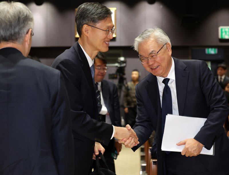 [서울=뉴시스] 이영환 기자 = 윤석열 전 대통령 탄핵심판 당시 헌법재판소장 권한대행을 맡은 문형배 전 헌법재판관이 11일 오전 서울 서초구 서울법원종합청사 청심홀에서 열린 국민을 위한 사법제도 개편 공청회 : 방향과 과제 3일차 종합토론 '대한민국 사법부가 나아갈 길에 참석해 김선수 사법연수원 석좌교수(전 대법관)와 인사를 나누고 있다. 2025.12.11. 20hwan@newsis.com