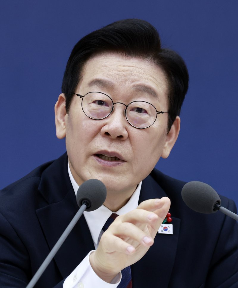 [세종=뉴시스] 최동준 기자 = 이재명 대통령이 11일 세종시 정부세종컨벤션센터에서 열린 '2026년 대도약하는 경제, 신뢰받는 데이터' 기획재정부(국세청·관세청·조달청)-국가데이터처 업무보고에서 발언하고 있다. 2025.12.11. photocdj@newsis.com