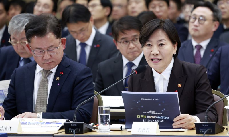 [세종=뉴시스] 최동준 기자 = 송미령 농림축산식품부 장관이 11일 세종시 정부세종컨벤션센터에서 '희망찬 농업·농촌, 모두가 행복하게 일하는 나라' 농림축산식품부 업무보고를 하고 있다. 왼쪽은 이승돈 농촌진흥청장. 2025.12.11. photocdj@newsis.com