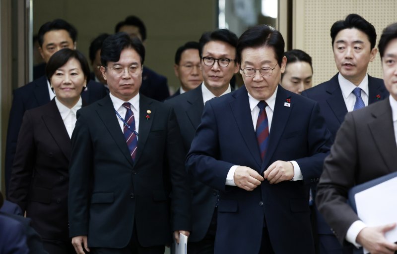 [세종=뉴시스] 최동준 기자 = 이재명 대통령이 11일 세종시 정부세종컨벤션센터에서 열린 '희망찬 농업·농촌, 모두가 행복하게 일하는 나라' 농림축산식품부(농촌진흥청·산림청)-고용노동부 업무보고에 입장하고 있다. 2025.12.11. photocdj@newsis.com