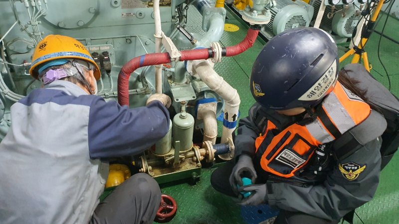 [포항=뉴시스] 경북 포항해양경찰서가 관내 선박을 대상으로 황 함유량 기준 적합 여부를 점검하고 있다. (사진=포항해양경찰서 제공) 2025.12.11. photo@newsis.com