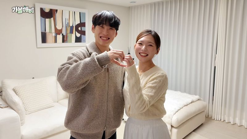 '롯데캐슬 이스트폴' 미리내집 입주민. 신혼부부 집깨비 봉준성씨(왼쪽)와 김지예(오른쪽)씨. 유튜브 채널 '집 나와라 뚝딱!' 갈무리