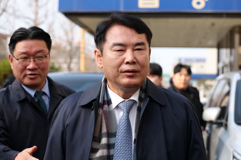 이정선 광주시교육감이 11일 오전 사전구속영장 실질심사에 출석하기 위해 광주 동구 광주지방법원에 들어서고 있다. 이 교육감은 지난 2022년 신임 감사관 임용 절차에 개입한(직권남용 권리행사) 혐의를 받고 있다. 2025.12.11/뉴스1 ⓒ News1 이승현 기자