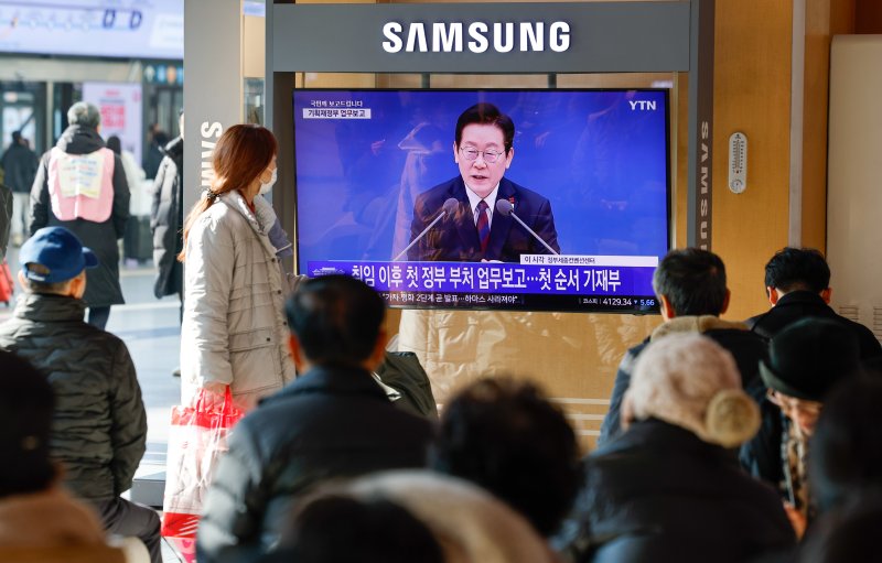 11일 서울역에서 이재명 대통령의 취임 후 첫 기관별 업무보고(기획재정부·국가데이터처) 모두 발언 생중계 화면이 나오고 있다.2025.12.11/뉴스1 ⓒ News1 안은나 기자