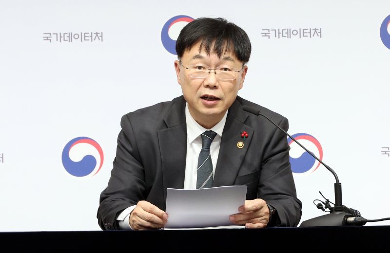 [세종=뉴시스] 강종민 기자 = 안형준 국가데이터처장이 11일 세종시 정부세종청사에서 2026년 국가데이터처 업무보고 주요 내용을 발표하고 있다. 2025.12.11. ppkjm@newsis.com