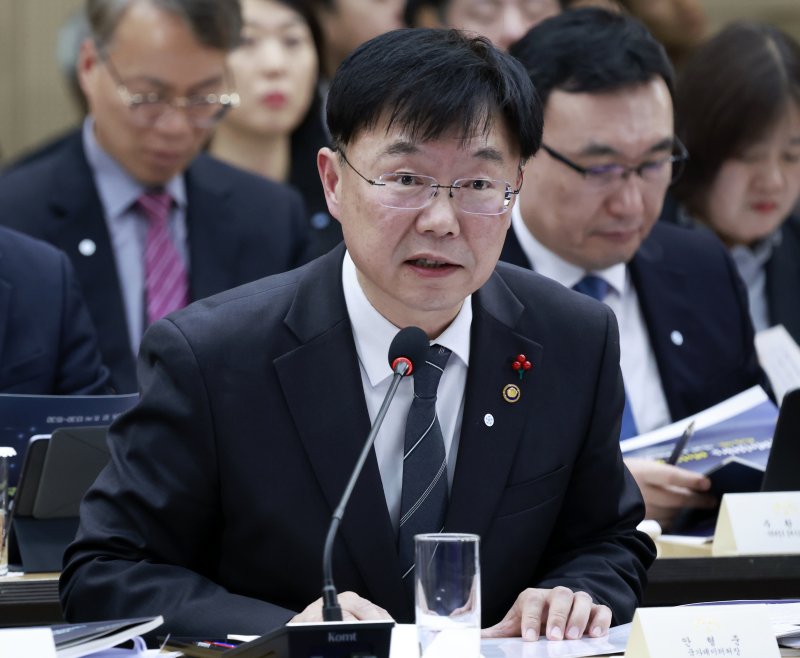 [세종=뉴시스] 최동준 기자 = 안형준 국가데이터 처장이 11일 세종시 정부세종컨벤션센터에서 '2026년 대도약하는 경제, 신뢰받는 데이터' 국가데이터처 업무보고를 하고 있다. 2025.12.11. photocdj@newsis.com