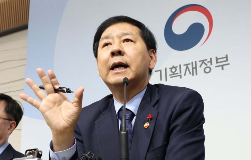 [세종=뉴시스] 강종민 기자 = 구윤철 경제부총리 겸 기획재정부 장관이 11일 세종시 정부세종청사에서 2026년 기재부 업무보고 주요 내용을 발표하고 있다. 2025.12.11. ppkjm@newsis.com