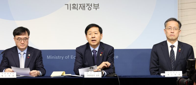 [세종=뉴시스] 강종민 기자 = 구윤철 부총리 겸 기획재정부 장관이 11일 세종시 정부세종청사에서 2026년 기재부 업무보고 주요 내용을 발표하고 있다. 2025.12.11. ppkjm@newsis.com