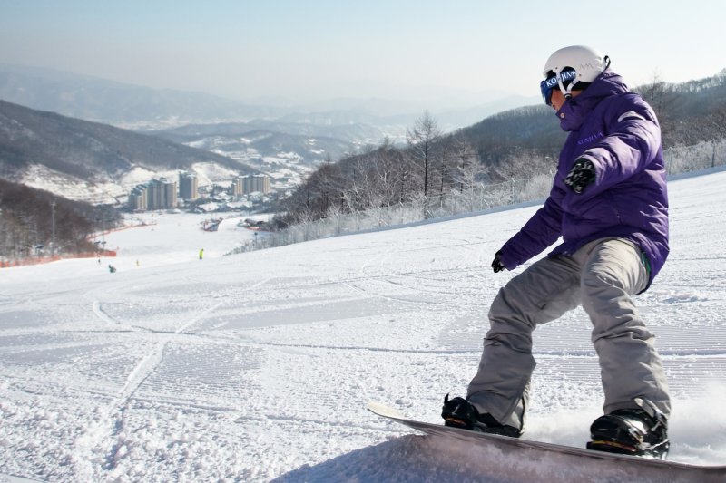 곤지암 스키장을 활강하는 스노보더