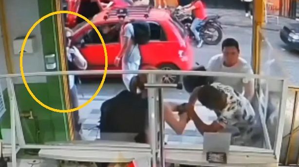 여성이 몸부림치는 동안 남성은 벽 뒤에 숨어 몸을 움츠리고 있다(노란동그라미). 출처=뉴욕포스트