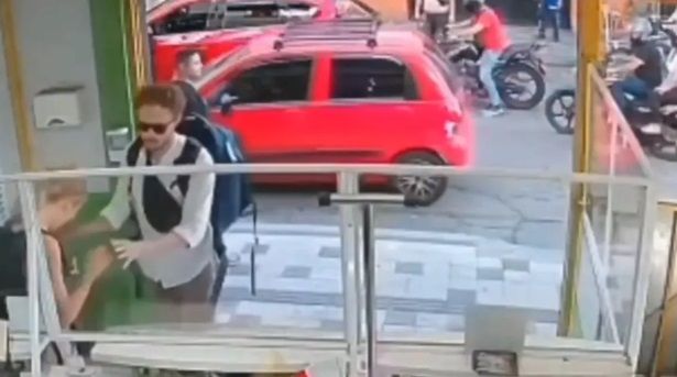 위험이 지나간 후 여성에게 다가간 남자친구. 출처=뉴욕포스트