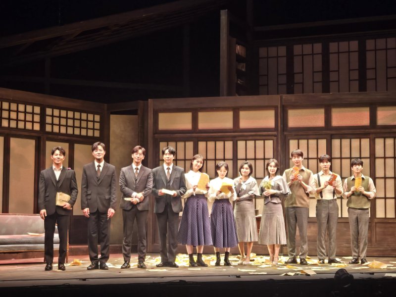 [서울=뉴시스]김주희 기자=11일 서울 서초구 예술의전당 CJ토월극장에서 뮤지컬 '팬레터' 프레스콜이 열렸다. 배우 이규형, 김종규, 김경수, 에녹, 김이후, 강혜인, 소정화, 김히어라, 원태민, 문성일, 김리현이 포토타임을 갖고 있다. 2025.12.11