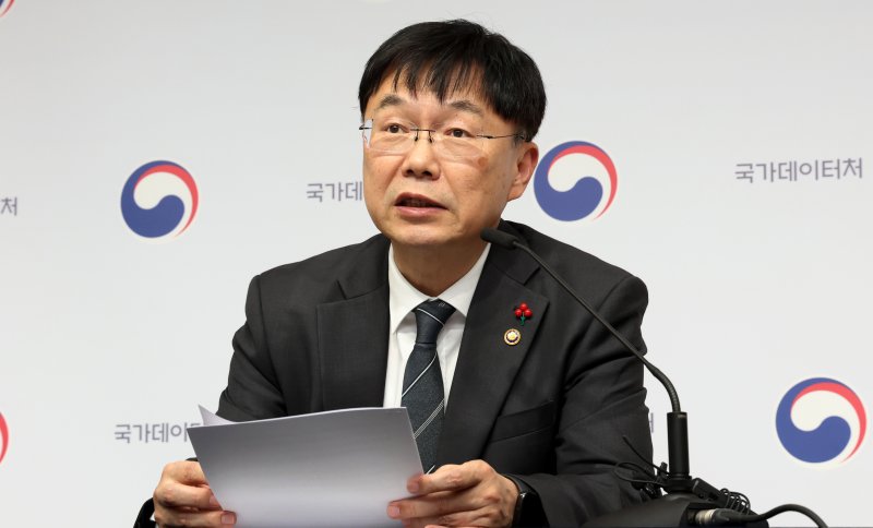 안형준 국가데이터처 처장이 11일 세종시 정부세종청사 기획재정부에서 2026년 국가데이터처 업무보고 주요 내용을 설명하고 있다. 2025.12.11/뉴스1 ⓒ News1 김기남 기자