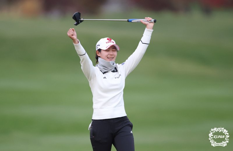 [서울=뉴시스] 황준선 기자 = 황유민이 9일 경기 파주시 서원힐스CC에서 열린 KLPGA 투어 대보 하우스디 챔피언십에서 우승 확정 후 기뻐하고 있다. (사진= KLPGA 제공) 2025.11.09. photo@newsis.com *재판매 및 DB 금지