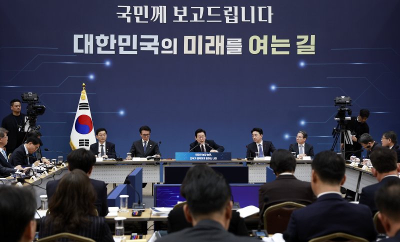 [세종=뉴시스] 최동준 기자 = 이재명 대통령이 11일 세종시 정부세종컨벤션센터에서 열린 '희망찬 농업·농촌, 모두가 행복하게 일하는 나라' 농림축산식품부(농촌진흥청·산림청)-고용노동부 업무보고에서 발언하고 있다. 2025.12.11. photocdj@newsis.com