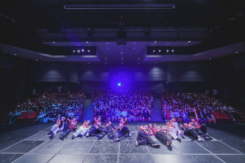 지난 5월 14일 서울 강남구 KT&G 상상마당 대치아트홀에서 '공연봄날' 일환으로 진행된 갬블러크루의 '해설이 있는 스트릿댄스-카르페디엠'에서 공연팀과 관람청소년들이 함께 기념촬영을 하고 있다. 서울시 제공