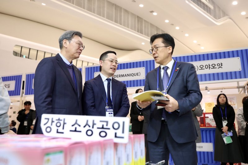 이병권 중소벤처기업부 2차관이 11일 서울 중구 동대문디자인플라자(DDP)에서 열린 '강한 소상공인 상생ON(溫) 페어'에서 판매 부스를 둘러보고 있다. (중소벤처기업부 제공. 재판매 및 DB금지)