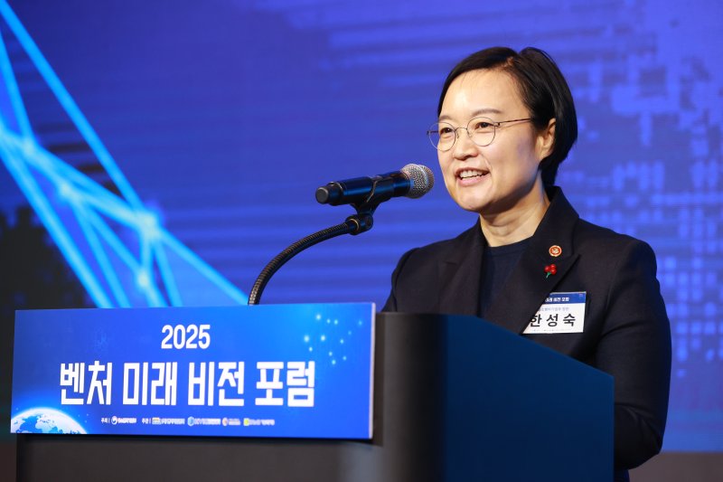 한성숙 중소벤처기업부 장관이 11일 서울 강남구 코엑스에서 열린 벤처 미래 비전 포럼에서 개회사를 하고 있다. 중소벤처기업부 제공