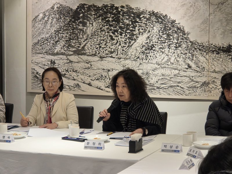 [서울=뉴시스] 조기용 기자 = 11일 서울 중구 한 음식점에서 열린 '국립한국문학관 기본 운영 방향 전문가 토론회'에서 문정희 국립한국문학관 관장이 발언하고 있다. 2025.12.11. excuseme@newsis.com