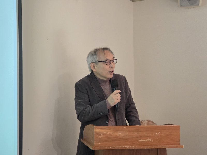 [서울=뉴시스] 조기용 기자 = 11일 서울 중구 한 음식점에서 열린 '국립한국문학관 기본 운영 방향 전문가 토론회'에서 정우영 시인이자 국립한국문학관 초대 사무국장이 발언하고 있다. 2025.12.11. excuseme@newsis.com