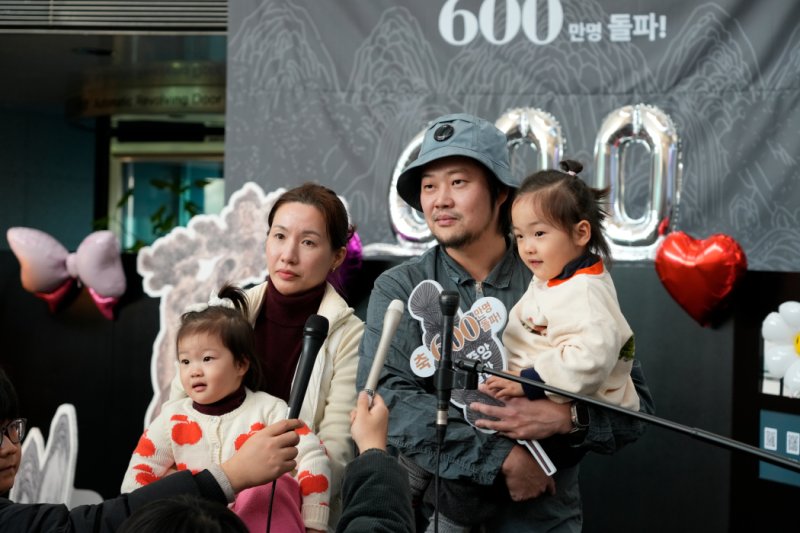 인터뷰하는 600만 번째 관람객