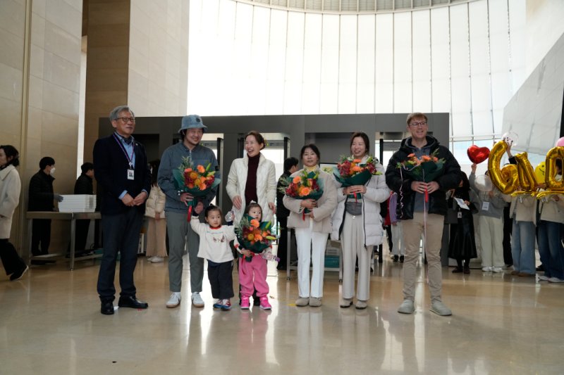 보안검색대를 넘은 축하받는 600만 번째 관람객 모습