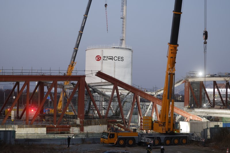 11일 오후 광주 서구 치평동(상무지구)의 광주대표도서관 공사 현장에서 레미콘 타설 중 붕괴 사고가 발생해 1명이 사망하고 3명이 매몰, 소방당국이 구조작업을 하는 가운데 철골 구조물을 들어내기 위해 대형 크레인을 준비하고 있다. 2025.12.11/뉴스1 ⓒ News1 김태성 기자