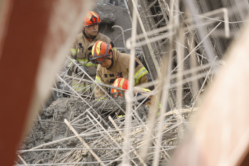11일 오후 1시 58분쯤 광주 서구 치평동(상무지구)의 광주대표도서관 공사 현장에서 레미콘 타설 중 붕괴 사고가 발생해 4명이 매몰, 소방당국이 구조작업을 하고 있다. 2025.12.11/뉴스1 ⓒ News1 김태성 기자