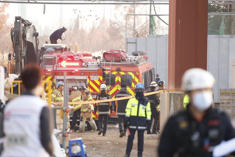 11일 오후 1시 58분쯤 광주 서구 치평동(상무지구)의 광주대표도서관 공사 현장에서 레미콘 타설 중 붕괴 사고가 발생해 4명이(추정) 매몰, 소방당국이 구조작업을 하고 있다. 2025.12.11/뉴스1 ⓒ News1 김태성 기자