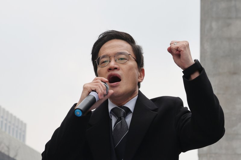 더불어민주당 박주민 의원이 11일 서울 종로구 광화문광장에서 서울시장 출마 선언을 하고 있다. 연합뉴스