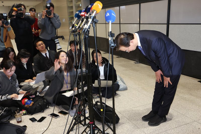 통일교로부터 금품을 수수했다는 의혹이 제기된 전재수 해양수산부 장관(가운데)이 'UN해양총회' 유치 활동을 마친 후 11일 인천국제공항 귀국길에서 사의표명을 하면서 허리 숙여 인사하고 있다. 연합뉴스