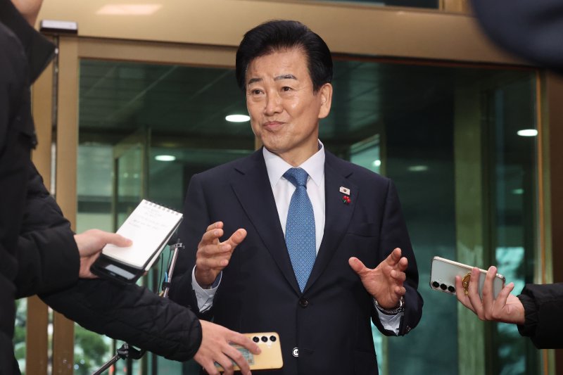 정동영 통일부 장관이 11일 정부서울청사로 들어서며 통일교 금품수수 의혹에 대해 입장을 밝히고 있다. 연합뉴스