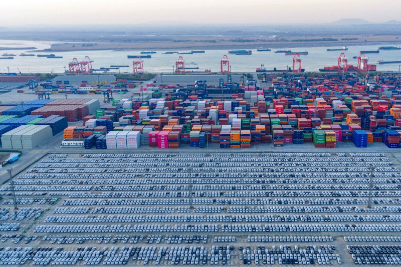 지난 9일 중국 동부 장쑤성 난징의 한 항만에서 차량 수천대가 수출을 기다리고 있다. AFP연합뉴스