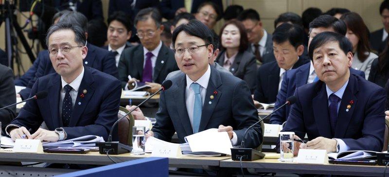 [세종=뉴시스] 최동준 기자 = 임광현(가운데) 국세청장이 11일 세종시 정부세종컨벤션센터에서 열린 '2026년 대도약하는 경제, 신뢰받는 데이터' 기획재정부(국세청·관세청·조달청)-국가데이터처 업무보고에서 답변하고 있다. 왼쪽부터 이형일 기획재정부 제1차관, 임광현 국세청장, 구윤철 부총리 겸 기획재정부 장관. 2025.12.11. photocdj@newsis.com