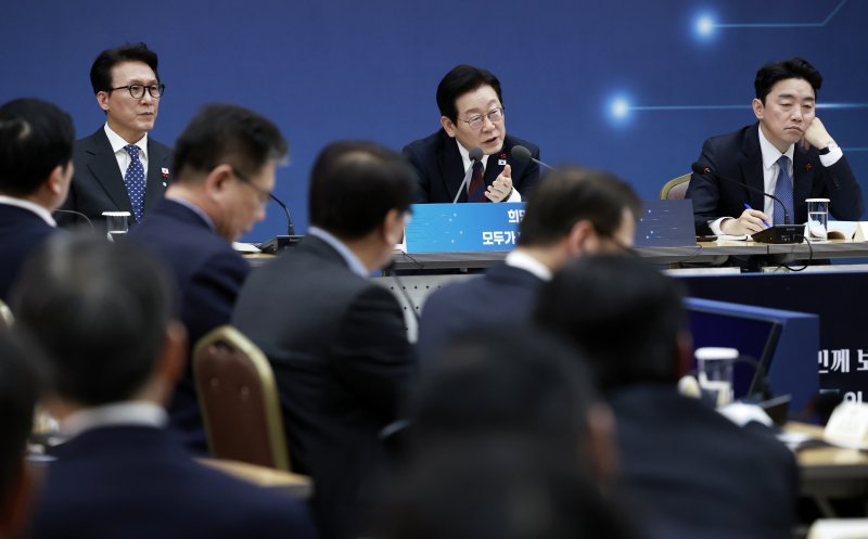 [세종=뉴시스] 최동준 기자 = 이재명 대통령이 11일 세종시 정부세종컨벤션센터에서 열린 '희망찬 농업·농촌, 모두가 행복하게 일하는 나라' 농림축산식품부(농촌진흥청·산림청)-고용노동부 업무보고에서 발언하고 있다. 2025.12.11. photocdj@newsis.com