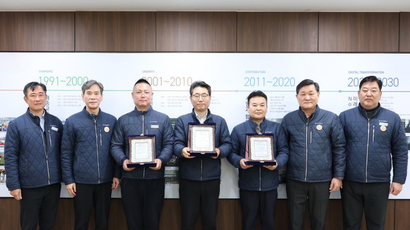 부산교통공사 이병진 사장(왼쪽 두번째)이 한국철도학회가 '2025년 철도 10대 기술'로 선정한 기술 개발책임자들과 함께 기념촬영을 하고 있다. 부산교통공사 제공